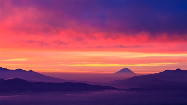 朝焼けに包まれた富士山