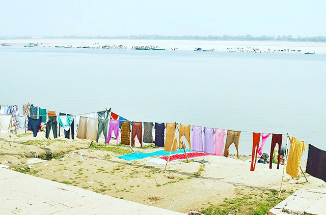 ガンジス川沿いで干されている衣類
